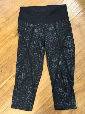 Lululemon size 4 Black Geometric Capri Active Leggings workout gym yoga fitness